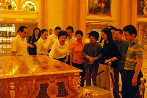右六为国务院研究室司长陈文玲女士,左六为罗浮宫集团总经理陈桂芳