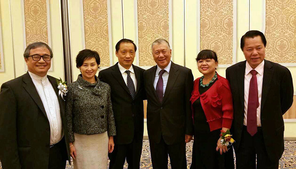 丁佐宏与大会相关领导合影
